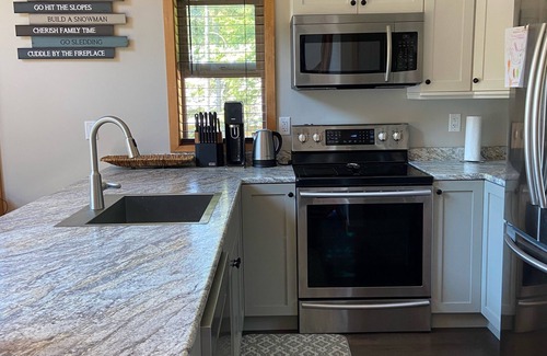 Hemlock Valley House | The Snowshoe House - 3 bed 2 bath cabin + hot tub