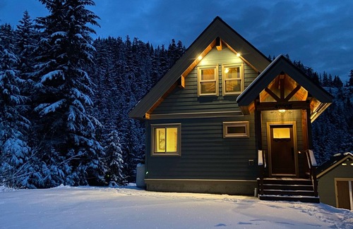 Hemlock Valley House | The Snowshoe House - 3 bed 2 bath cabin + hot tub