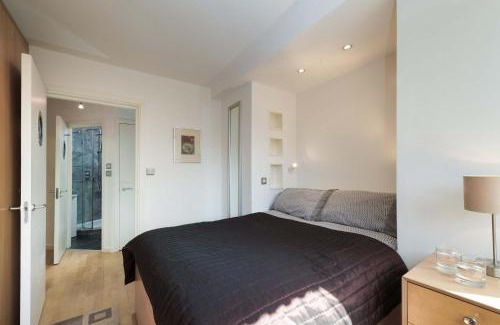 Fitzrovia Apartment | The Snug Spot - Fitzrovia - By Frankie Says