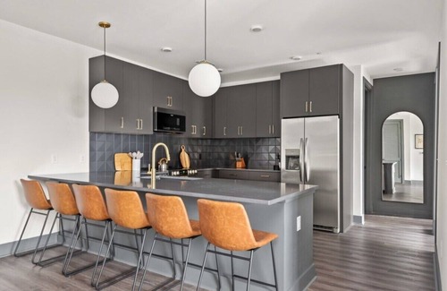 Rolling Mill Hill Apartment | The Sobro Suite - 6 Beds + 6 blocks to Broadway!