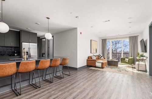 Rolling Mill Hill Apartment | The Sobro Suite - 6 Beds + 6 blocks to Broadway!