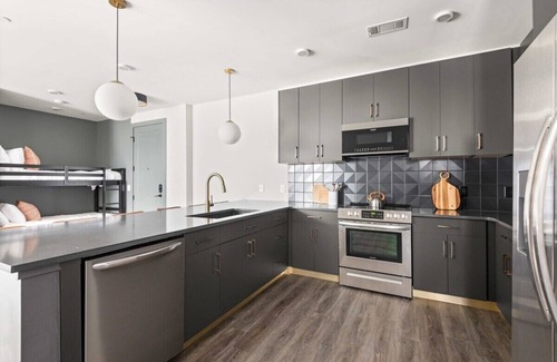 Rolling Mill Hill Apartment | The Sobro Suite - 6 Beds + 6 blocks to Broadway!