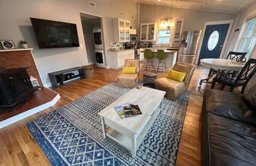 Colington House | The SoHo House-2 blocks to KH Bay & 1 mi to Ocean!