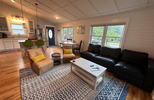 Colington House | The SoHo House-2 blocks to KH Bay & 1 mi to Ocean!