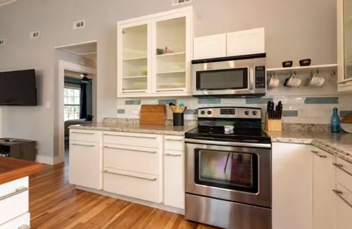 Colington House | The SoHo House-2 blocks to KH Bay & 1 mi to Ocean!