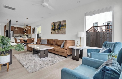 Hayes House | The Sojourn at Commonwealth 2-bedroom house in historic Durham with WiFi, AC