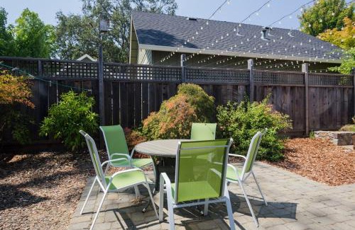 Eldridge House | The Sonoma Grape Escape 4 BD and 2,5BA Wineries Nearby