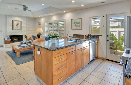 Del Mar House | The sound of the surf and cool ocean breeze 100 yards away!