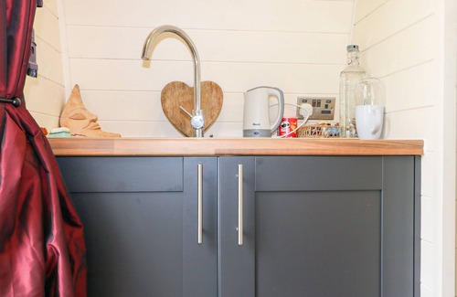 East Grinstead Cottage | THE SOUTH LODGE RETREAT, pet friendly in East Grinstead