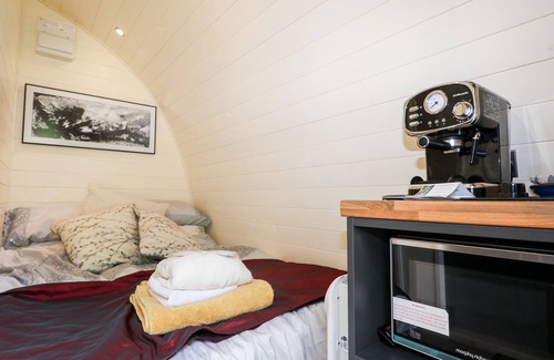 East Grinstead Cottage | THE SOUTH LODGE RETREAT, pet friendly in East Grinstead