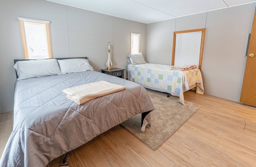South Range House | The South Range Cabin: Next to snowmobile trail!