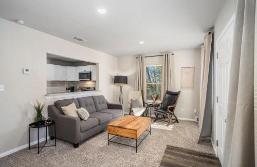 Dennis House | The Southern Sapphire - A Cozy Lake View Getaway