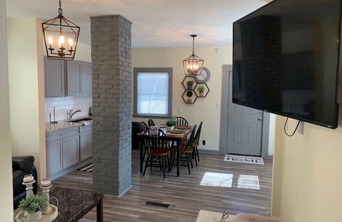 Niagara Falls Villa | The Southside Villa - With Private Yard & Parking, Near Falls & Casino by Niagara Hospitality