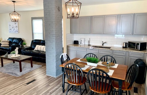 Niagara Falls Villa | The Southside Villa - With Private Yard & Parking, Near Falls & Casino by Niagara Hospitality