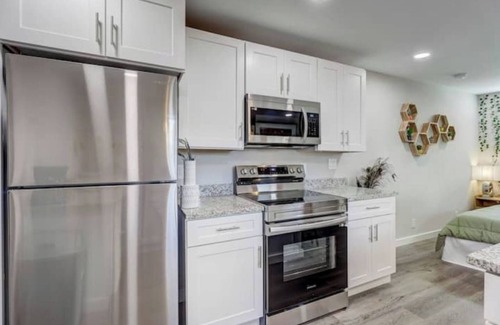 Hollywood Park House | The Southtown Hummingbird Haus