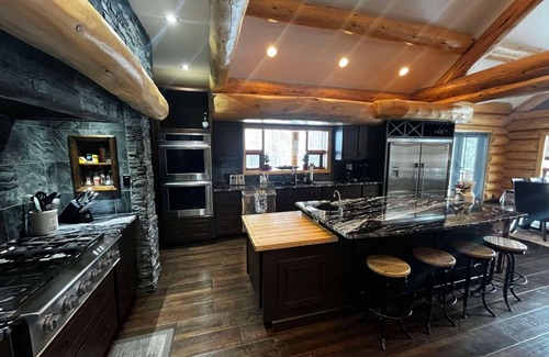 Valemount House | The Southview Lodge.