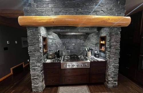 Valemount House | The Southview Lodge.