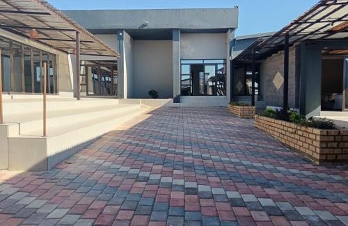 Abaqulusi House | The Space Guesthouse Mondlo