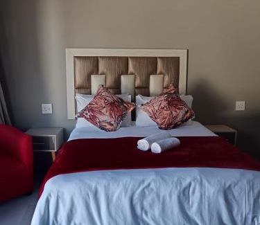 Abaqulusi House | The Space Guesthouse Mondlo