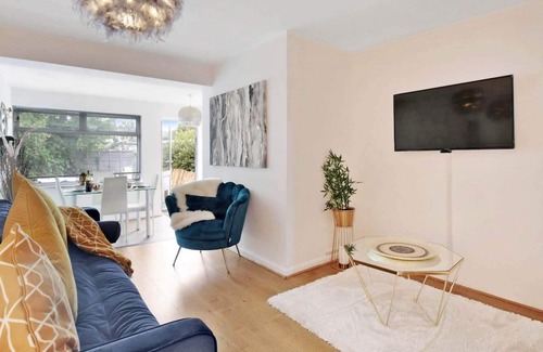 Canterbury House | The Spacious Gem Stay 💎 With Hot Tub & Parking