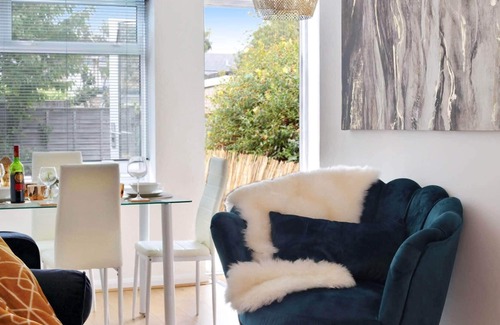 Canterbury House | The Spacious Gem Stay 💎 With Hot Tub & Parking