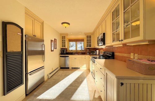 Bromley Mountain House | The spacious Ledges at Bromley!