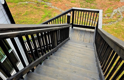Greensboro Apartment | The spacious loft apartment 3/2 kingbed with stairs, pool and Grill sleeps 7.