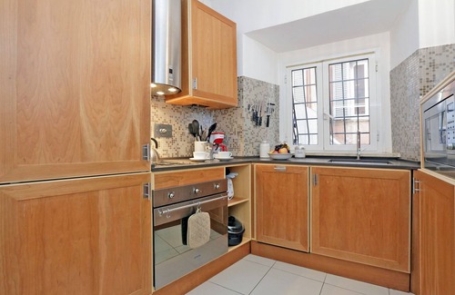 Rione III Colonna Apartment | The Spanish Steps Apartment on Via della Mercede - Free airport pickup!