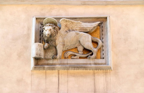 Rione III Colonna Apartment | The Spanish Steps Apartment on Via della Mercede - Free airport pickup!