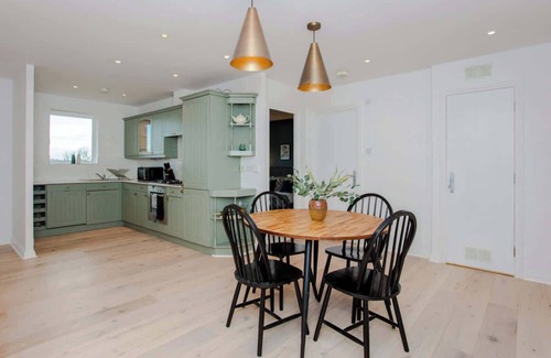 Coppetts Apartment | The Sparkford Gardens - Lovely 2BDR with Balcony