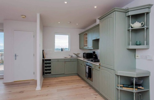 Coppetts Apartment | The Sparkford Gardens - Lovely 2BDR with Balcony