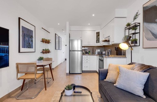 Milton Park Apartment | The Speakeasy Suite 501 W/Parking