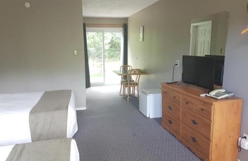 Wiarton Hotel | The Spirit Rock Outpost & Lodge