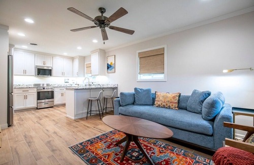 Oxford House | The Square Unit 2, Cozy 1 BR by VelvetDitchVillas