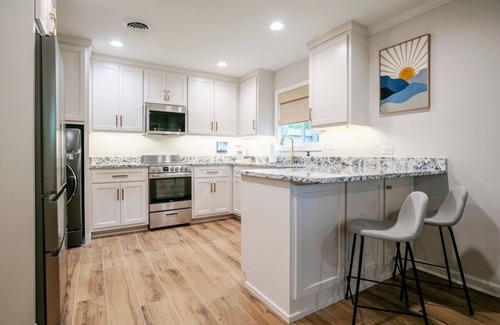 Oxford House | The Square Unit 2, Cozy 1 BR by VelvetDitchVillas