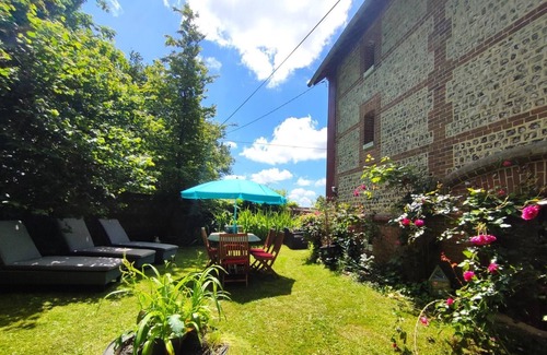 Harcanville House | The Squirrel House