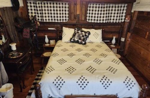 Fredonia House | The Stable at Windmill Ridge Farm