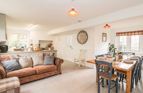 Sherborne Cottage | THE STABLE HOUSE, pet friendly, with hot tub in Sherborne