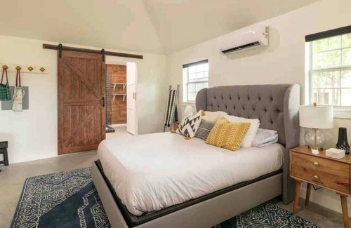 Red Rock Apartment | The Stable Retreat: Stylish Vaulted, Skylit Studio