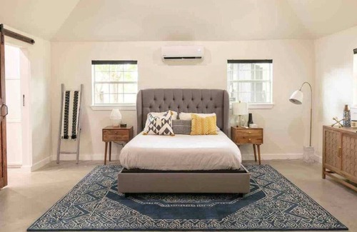 Red Rock Apartment | The Stable Retreat: Stylish Vaulted, Skylit Studio