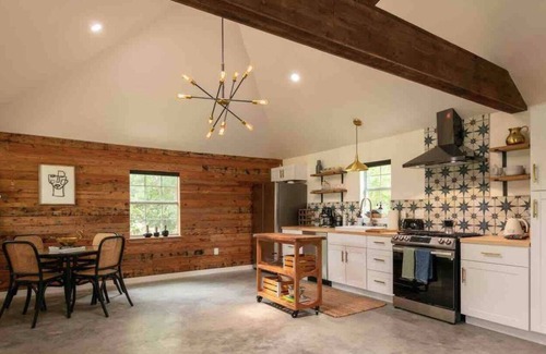 Red Rock Apartment | The Stable Retreat: Stylish Vaulted, Skylit Studio