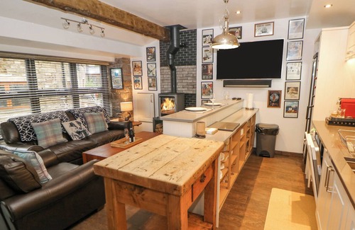 Little Hayfield Cottage | THE STABLES AT BADGERS CLOUGH FARM, with open fire in Disley