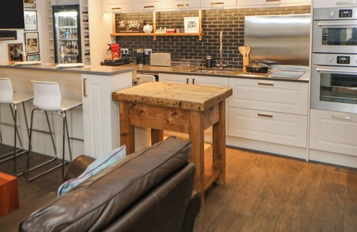 Little Hayfield Cottage | THE STABLES AT BADGERS CLOUGH FARM, with open fire in Disley