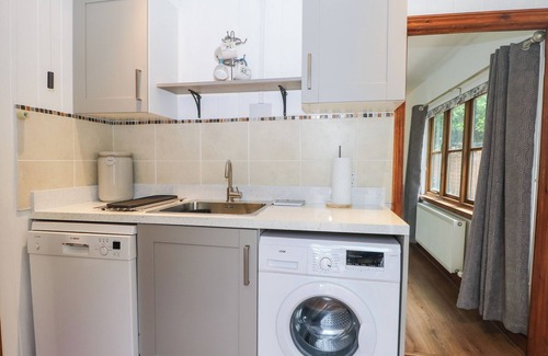 Fontwell Cottage | THE STABLES BARN, pet friendly, with a garden in Fontwell