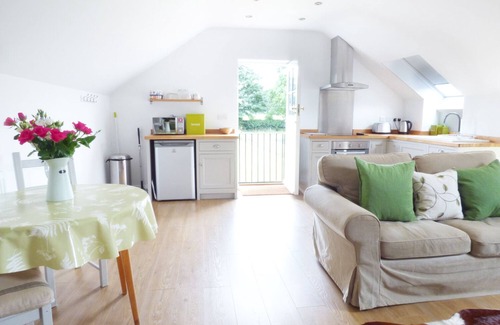 Crayke Cottage | THE STABLES, CRAYKE LODGE, romantic, with open fire in Easingwold