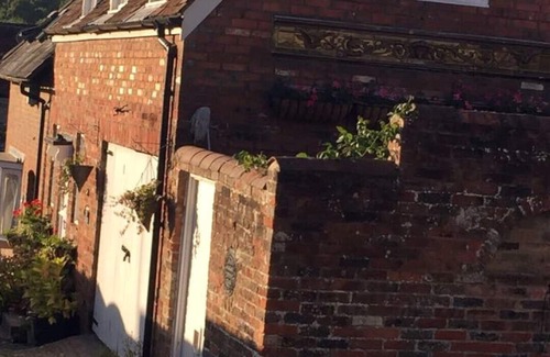 Royal Tunbridge Wells Cottage | The Stables: full of character near the Pantiles with secluded courtyard garden