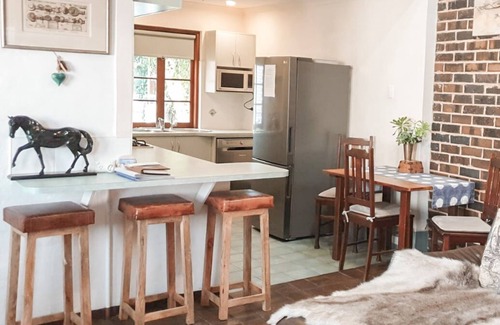 Waterhouse Cottage | THE STABLES: Heart of Robe. 100m Shops, Beach. LOCATION LOCATION!