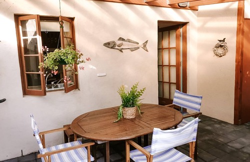 Waterhouse Cottage | THE STABLES: Heart of Robe. 100m Shops, Beach. LOCATION LOCATION!