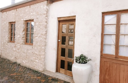 Waterhouse Cottage | THE STABLES: Heart of Robe. 100m Shops, Beach. LOCATION LOCATION!