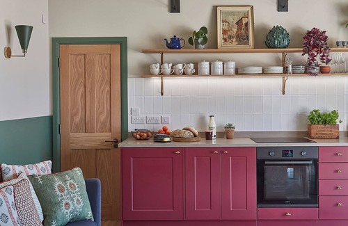 Beckhampton Cottage | THE STABLES, pet friendly, with hot tub in Marlborough, Wiltshire
